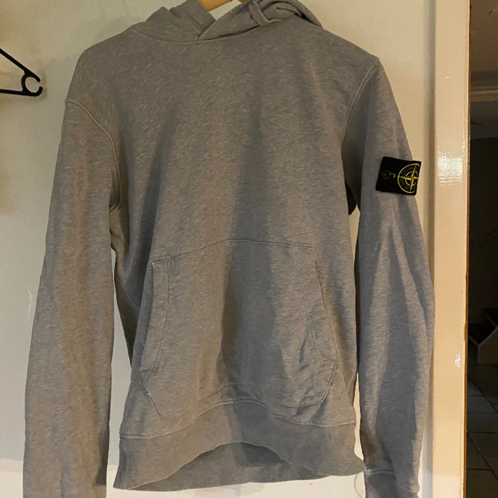 Storlek M Skick 9/10 bara ett litet hål på armen (Du får se den när du ska köpa). Köpt på NK för 2900kr. Hoodies.