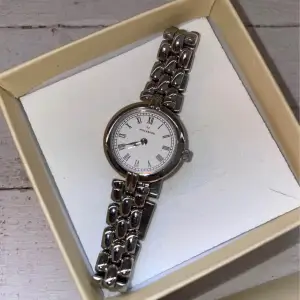 Säljer min helt oanvända klocka från mockberg, finns extra länkar ifall man vill ändra storlek  Priser kan diskuteras vid snabb affär!!!