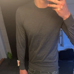 Golden Goose Tröja - Riktigt snygg Golden Goose tröja (tunn).   Köpt på ABCD i Göteborg för 3300kr och säljs pga dålig användning.   Har kvar påse och tags. Tyvärr ett litet litet hål på magen men inget som syns vid användning.   Kom med bud