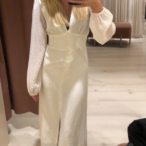 GINA KLÄNNING - Säljer min fina klänning från Gina tricot, då den inte kommer komma till användning längre🥲🩷använd fåtal gånger nypris: 499kr