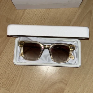 Chimi 04 - Ecru - Säljer mina CHIMI 04 Ecru, har inte använt de på väldigt länge och vill då sälja de. Inköpta på NK i Stockholm, man får självklart med boxen och alla tillbehör!  Storlek: Standard Skick: 9/10