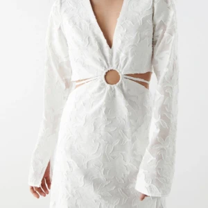 Studentklänning  - Säljer denna super fina klänning! Den är super fin men tyvärr för liten för mig😩! Nyskick💘 skriv till mig vid frågor! 