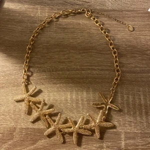 Halsband  - Halsband från Ur & Penn.  Säljer på grund av att halsbandet inte kommer till användning. 💛