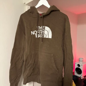 The North Face Hoodie - Brun hoodie i fint skick!  Storlek L men sitter som M