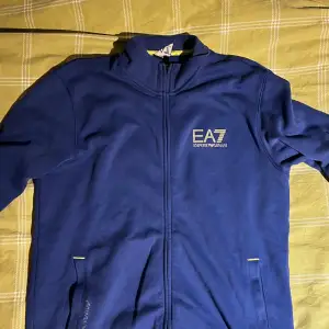 Säljer min EA7 tröja som är i bra skick, Storlek M.