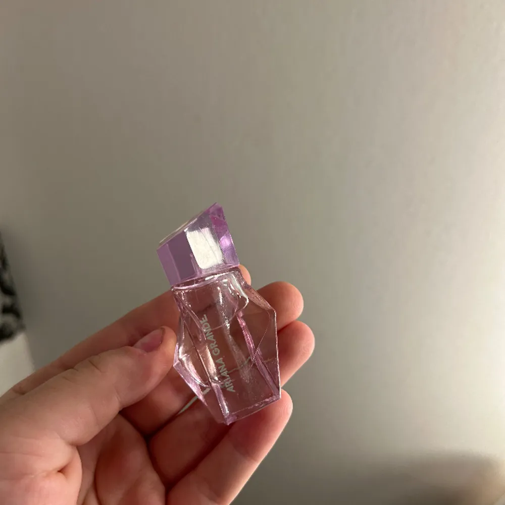 Mini size (6,5ml)  R.E.M från Ariana Grande. Accessoarer.