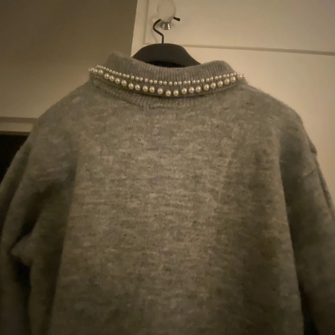 Stickad grå tröja med pärlor  - 91