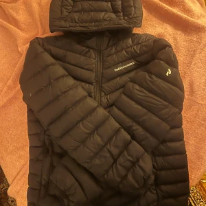 Peak performance jacka - Svart vår jacka  Inga defekter  Vill få såld 