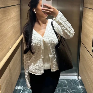 Virkad kofta  - Inga defekter, från Lindex❤️ första bilden lånad och andra är min❤️