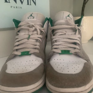 Jordan 1 green/gray - Skick 9/10 knappt använda. Låda finns ej då de köptes i london så den fick inte plats. Nypris 2100 mitt pris 999