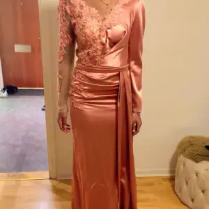 Hejj! Min vän säljer sin klänning som hon endast använt en gång på ett bröllop. Jättebra skick! Pris kan diskuteras vid snabb affär 🩷