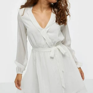 Vit klänning  - Vit klänning, perfekt till studenten. Använd vid få tillfällen, finns inga tecken på användning. 🤍