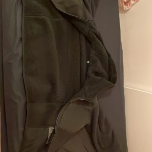 Uniqlo vinter jacka  - Begagnad svart jacka från Uniqlo för 700, S och den håller dig riktigt varm på vintern, den är lite utsvängd från botten och du kan bära den med alla typer av jeans. En av de bästa jackorna för vintern och den är begagnad men i bra skick 8/10