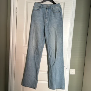 Jeans - Säljer dessa fina jeans från FB sister i storlek Xs. Använda fåtal gånger, så i väldigt fint skick! Köparen står för frakten, ansvarar ej för postens slarv 😊