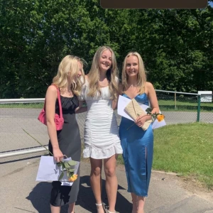 Blå Satinklänning - Superfin blå satinklänning ifrån Angelica Blicks kollektion från NA-KD, klänningen är bara använd en gång och är i storlek 34!💓 