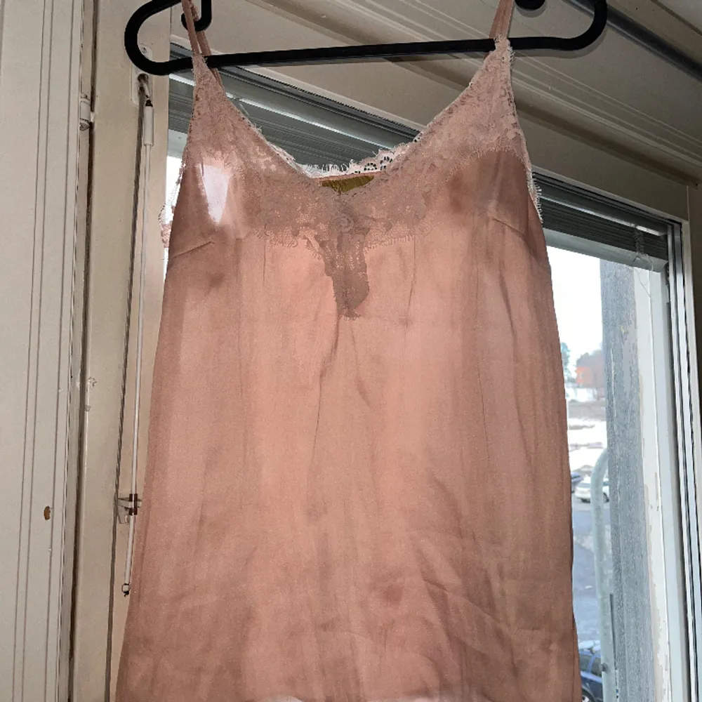 Ett jätte fint ljus rosa linne med spets detaljer, säljer då det är för stort, storlek är jag tveksam på men skulle tror typ S/M. Toppar.