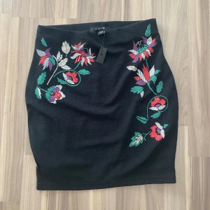 Svart blommig kjol - Från Amisu, nyskick! Storlek 36