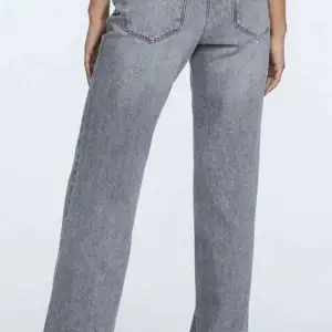  Säljer dessa jeans som jag bara använt en gång med bra skick och är jättefina ❤️❤️❤️❤️❤️jag är 170 och dom är perfekta k längden 