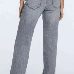 Gråa jeans -  Säljer dessa jeans som jag bara använt en gång med bra skick och är jättefina ❤️❤️❤️❤️❤️jag är 170 och dom är perfekta k längden 