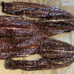 Paljettklänning  - Paljettklänning ifrån pull and bear i storlek s!