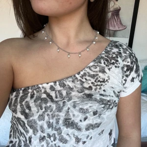Topp! - Jätte snygg topp i leopardmönster och One shoulder❤️