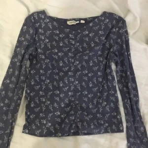 Blommig tröja - Blommig tröja som tyvärr är för liten för mig. Läs bion före du köper.