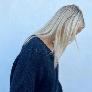 Superfin stickad tröja från Kappahl  - Jättefin mörkblå stickad tröja från Kappahl, använd få tal gånger, som ny❤️ nypris 600kr