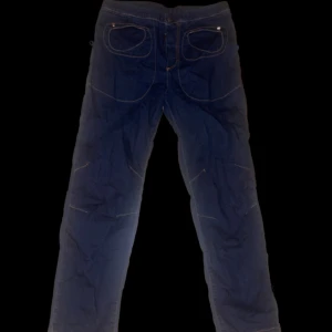 Låg midjade Jeans  - Det står i storlek 12 y men jag som är 162 funkar det bra fast som låg midjat