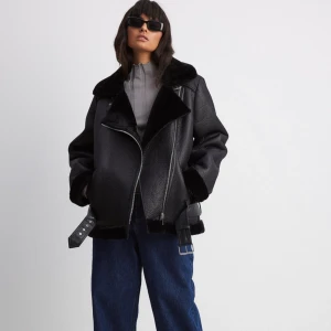 Pilotjacka/skinnjacka med fakepäls - Säljer min nyköpta jacka, endast provad men var för stör för mig. Startpris 500 men kom gärna med prisförslag!