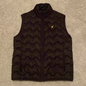 Lyle & Scott VÄST - Fet väst från Lyle & Scott som bara är andvänd ett fåtal gånger. Inga defekter, solblekningar o.s.v. Mycket bra skick. Säljer pågrund av att den är förstor för mig. Priset är inte hugget i sten.