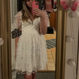 Studentklänning  - Så fin studentklänning från bubbelroom. Säljer då jag valde en annan klänning till studenten. Storlek 40 men passar även 38. Aldrig använd utan endast testad!! Nypris 1000kr men säljs för 700