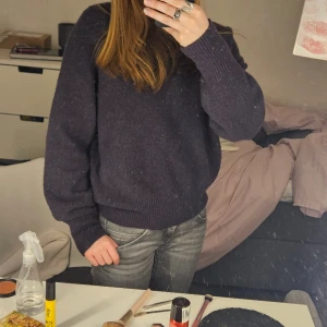 Stickad tröja - Stickad tröja från bikbok💜ser svart ut(eller annan färg) på bilden men är i en mörk lila💗är använd ett fåtal gånger, säljer för jag insåg att jag inte gillar lila kläder💗ursprungspris ca 400, kommer inte ihåg och de är slutsålda💕pris kan diskuteras!!