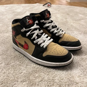 Jordan 1 tartan swoosh  - Jordan 1 mid i bra skick, inga skador alls och ingen creasing, dock lite smutsiga på vissa ställen men det går att tvätta bort enkelt, box och creasing skydd ingår, hör av er vid intresse och  om ni vill ha fler bilder!