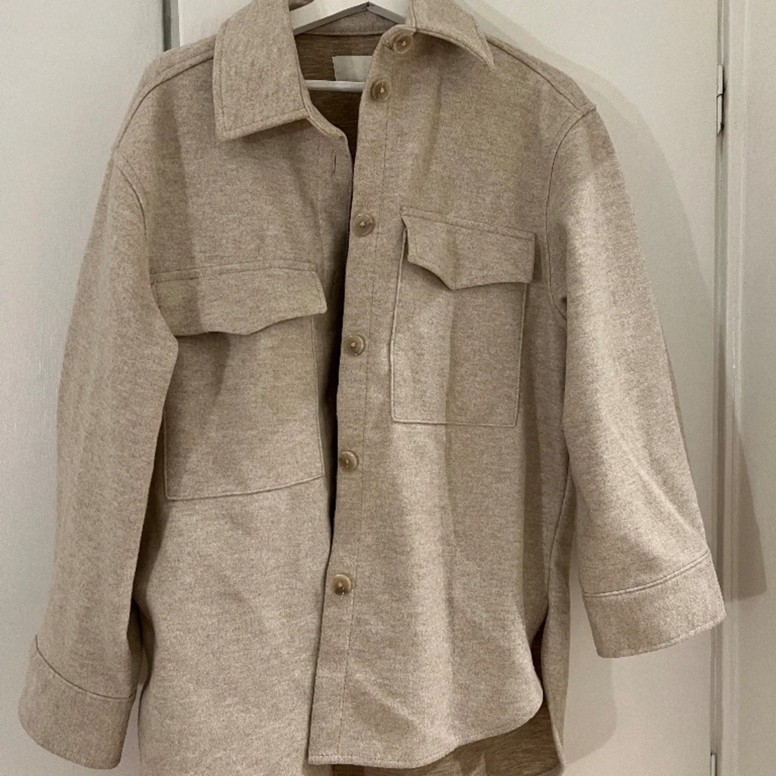 H&M beige kofta i storlek M