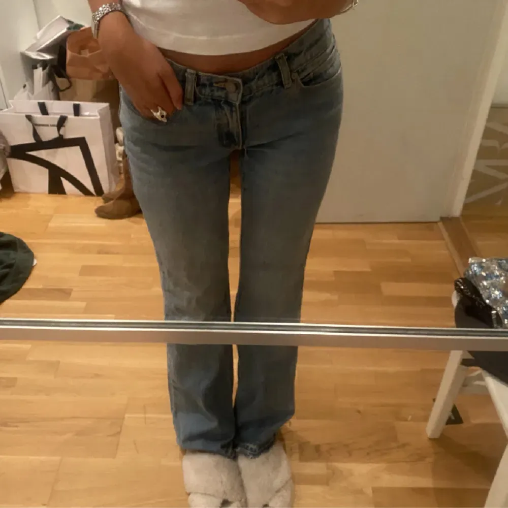 Så snygga lågmidjade jeans från Abrand! Jag är 170 lång och de är långa på mig som referens! . Jeans & Byxor.