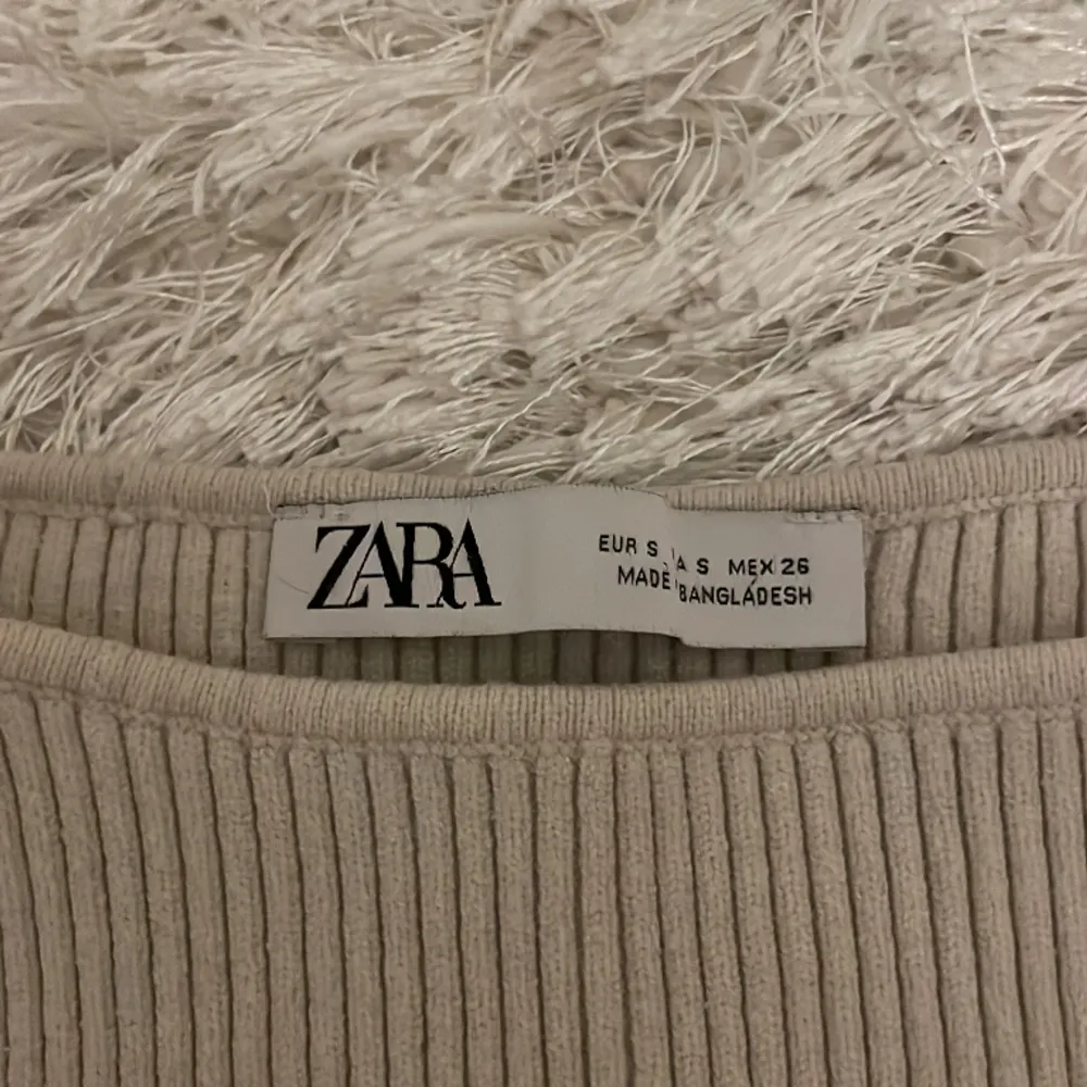 Super populär tröja från zara! den är så sjukt snygg och passar så fint! Det står S men skulle mer säga att den passar xs men den är stretchig. bara fråga om du vill ha bild på! 💖. Skjortor.
