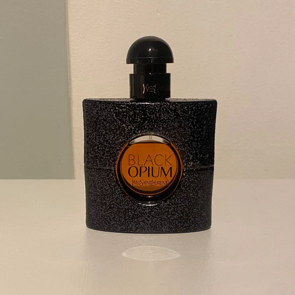 Säljer min black opium eau de parfum 50ml som jag fick i julas, ni kan se hur mycket de är kvar på bild två . Parfym.