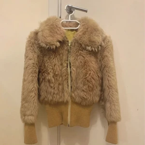 Vintage jacka  - Köptes från Plick, dock så har den inte kommit till användning så säljer vidare den. Passar perfekt till våren. Det står att jackan är i storlek M men skulle nog säga att den är mer som en xs.