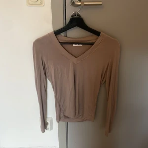 Beige brun blus  - Super fin beige brun blus från Åhléns. Säljer pga använder aldrig. Använd ca2 gånger och fint skick! Är Stolek S och true to size🥰