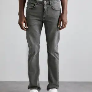 Riktigt snygga jeans från J Lindeberg i grå färg. Sparsamt använda. Inga tydliga tecken på användning. Notera att jag växt ur dem därför är dem lite tajta!