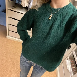 grön stickad tröja - mysig grön stickad tröja från BikBok. använd fåtal gånger. perfekt längd och tjocklek 💗