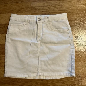 Vit kort kjol - Kjol från Only, storlek XS. oanvänd! 