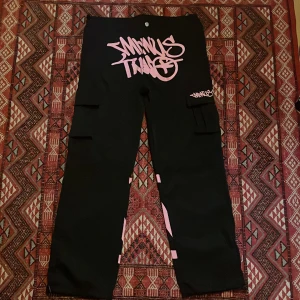 Minus Two cargo pants - Byxor av märket minus two, mjukt material och bara använda 1-2 gånger så de är i princip nyskick. Går att spänna i både midjan och längst ner. Går också att använda bälte.
