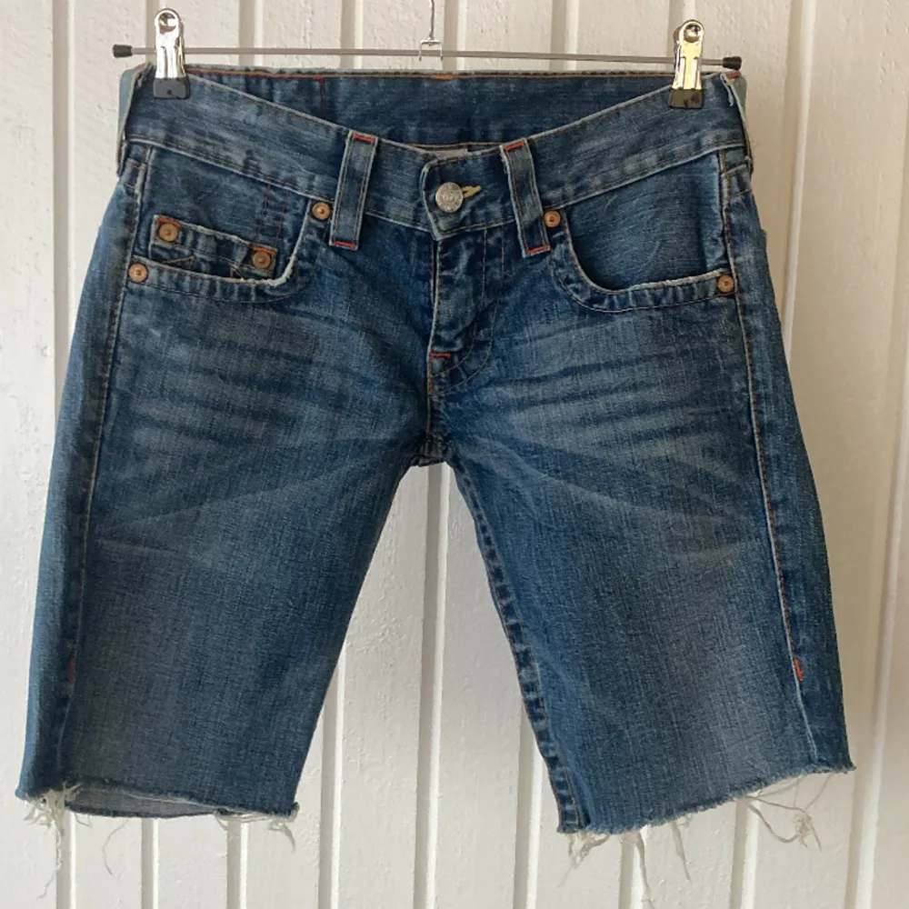 Avklippta jeans från True Religion som blivit shorts. Äkta, ”made in USA”, nypris var över 4000 kr. Dessa har även broderi på bakfickan. Storlek 28. Sista bilden är bara en ”inspo bild” för fit’en. . Shorts.