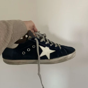 Golden Goose superstar  - Säljer nu dessa blåa schyssta Golden Goose skor som är ganska bra skick. Skulle säga 8/10 därav priset 2000 kr. Hör gärna av er vid funderingar. Priset går att diskuteras vid snabb affär.