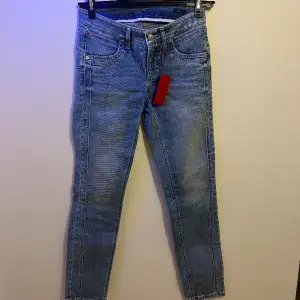 Hej, säljer ett par helt nya oanvända jeans med tagg kvar, köpt hos Cambio. Säljer dessa för jag har bytt still och dessa byxor aldrig kom till användning