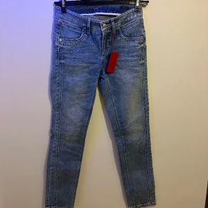 Blåa jeans  - Hej, säljer ett par helt nya oanvända jeans med tagg kvar, köpt hos Cambio. Säljer dessa för jag har bytt still och dessa byxor aldrig kom till användning