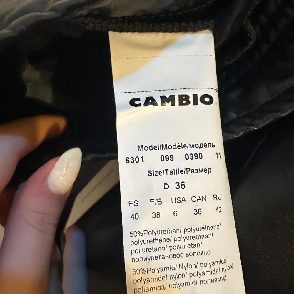 Hej, säljer ett par helt nya oanvända par med tagg kvar, köpt hos Cambio. Säljer dessa för jag har bytt still och dessa byxor aldrig kom till användning. Jeans & Byxor.