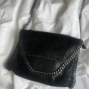 Svart handväska - Säljer denna jättefina väskan som jag köpte för ett år sen. Säljer då den inte kommit till användning och är där med i väldigt fint skick. Priset går att diskutera