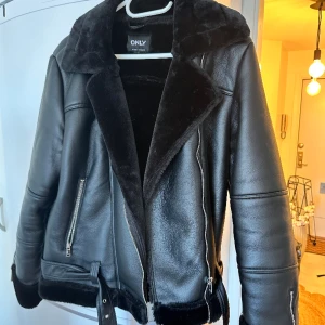 Skinnjacka med päls - Jacka ifrån only. Endast använd 1 gång. Minns inte exakt priset på den. Men runt 500-600kr. Köparen står för frakten